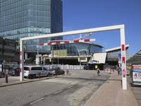 906567 Gezicht over de zuidzijde van het Stationsplein te Utrecht, met op de achtergrond de nieuwe Stationshal.